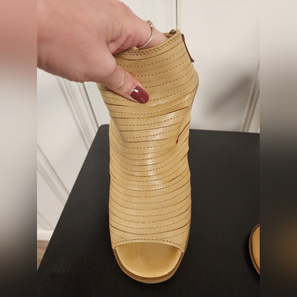 White Mountain Tan Ribbed Heels